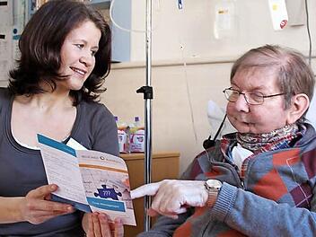 Begeistert von der Betreuung: Dieser 71-jährige Patient hat nur positive Erfahrungen mit der Case-Managerin Tanja Eller gemacht. "So was habe ich bisher noch in keinem Krankenhaus erlebt", sagt der Krebspatient, der auch schon in den Unikliniken Würzburg und Erlangen viel Zeit verbracht hat. Foto: C. Lehmann