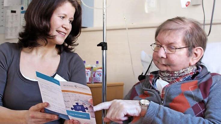 Begeistert von der Betreuung: Dieser 71-jährige Patient hat nur positive Erfahrungen mit der Case-Managerin Tanja Eller gemacht. "So was habe ich bisher noch in keinem Krankenhaus erlebt", sagt der Krebspatient, der auch schon in den Unikliniken Würzburg und Erlangen viel Zeit verbracht hat. Foto: C. Lehmann