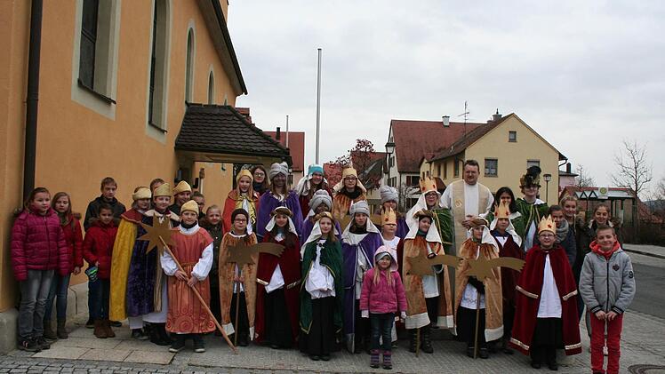 Gruppenfoto mit Pater Stefan Panzer