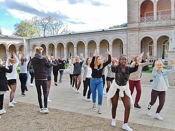 In und um den Regentenbau sah man junge Tänzer für ihren Wettbewerbsauftritt auf der großen Bühne üben. Foto: Sigismund von Dobschütz