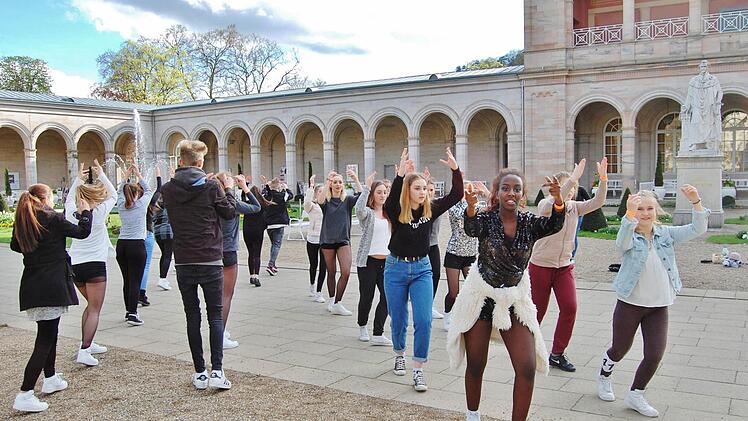 In und um den Regentenbau sah man junge Tänzer für ihren Wettbewerbsauftritt auf der großen Bühne üben. Foto: Sigismund von Dobschütz