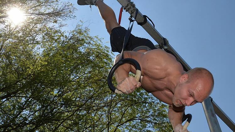 Die Mitglieder der "Calisthenics"-Gruppe Nürnberg trainieren am Pegnitzgrund.Foto: Ronald Rinklef
