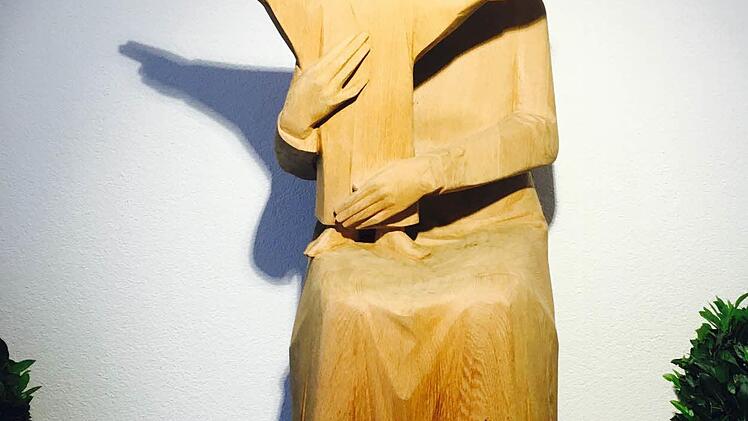 Die Marienstatue in der neuen Kapelle in Oberwildflecken. Foto: Sebastian Schmitt-Mathea