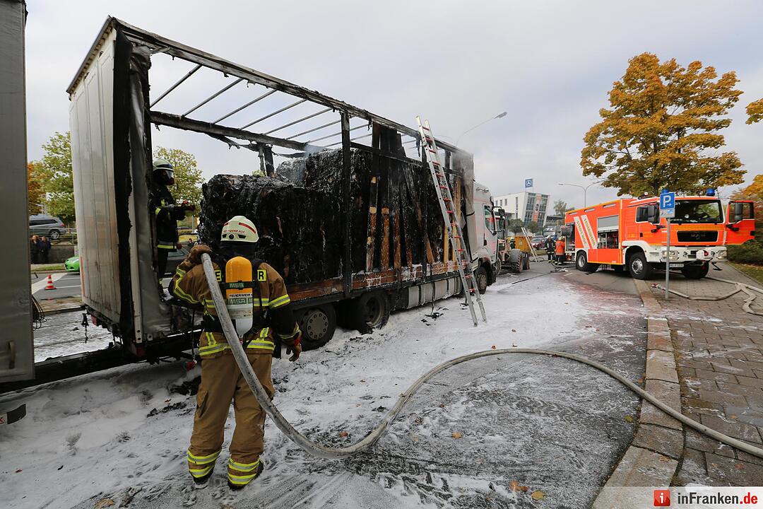 Papierladung geht in Flammen auf - Brennender Lkw in Hof