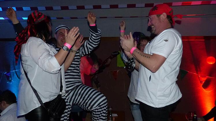 Ein bunt kostümiertes Narrenvolk feierte beim "Ringerfasching" so richtig ab.