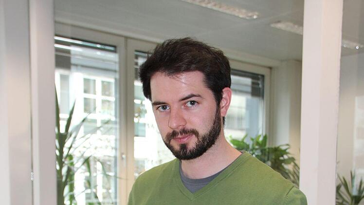 Philipp Schinkel  hält eine neolithische Knaufhammeraxt und eine Speerspitze aus Feuerstein in Händen. Die Funde stammen vom Festungsberg. Carolin Herrmann