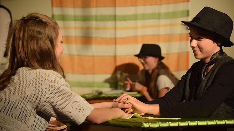 Auf der Arbeit bekommt Kommissar Albert Decker Besuch von seiner Ehefrau. Foto: Daniela Pondelicek