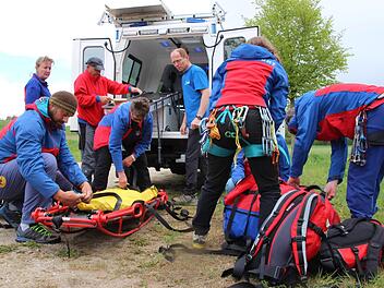 Rund um die Uhr einsatzbereit:  Die Forchheimer Bergwachtler retten Menschen, die in unwegsamem Gelände in Not geraten sind. Foto: Ronald Heck