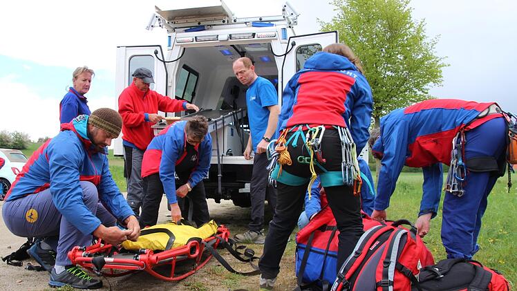 Rund um die Uhr einsatzbereit:  Die Forchheimer Bergwachtler retten Menschen, die in unwegsamem Gelände in Not geraten sind. Foto: Ronald Heck