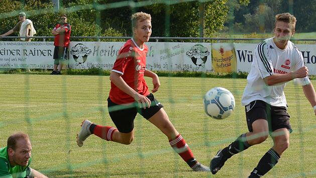 Gleich f&uuml;nfmal hatten Elfershausens Keeper Bastian Reusch und Defensiv-Kollege Janik Reininger das Nachsehen. Zu den Torsch&uuml;tzen der SG Obereschenbach/Morlesau geh&ouml;rte auch Lukas Graf (rechts). Foto: ssp