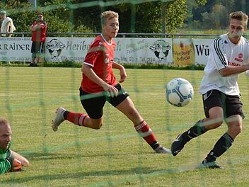 Gleich fünfmal hatten Elfershausens Keeper Bastian Reusch und Defensiv-Kollege Janik Reininger das Nachsehen. Zu den Torschützen der SG Obereschenbach/Morlesau gehörte auch Lukas Graf (rechts). Foto: ssp