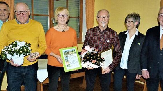 Den Einzelhauspreis 2019 erhielt das Ehepaar Marga und Reinhold Schönauer. Von links: Kreisvorsitzender Günter Reif, Reinhold und Marga Schönauer, Fritz Jacob, Vorsitzende Christine Herold und Bürgermeister Harald Hübner.  Fotos: Werner Reißaus