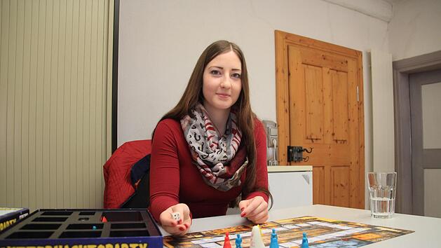 Mit Büchern, Lego-Steinen oder Gesellschaftsspielen ist die 24-jährige Vanessa Fleischmann gut darauf vorbereitet, privat für ein paar Stunden auf Kinder im Raum Bad Staffelstein aufzupassen. Foto: Mirjam Stumpf