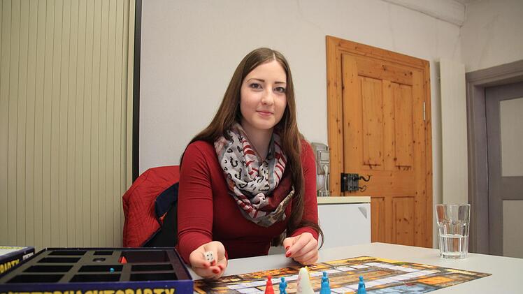 Mit Büchern, Lego-Steinen oder Gesellschaftsspielen ist die 24-jährige Vanessa Fleischmann gut darauf vorbereitet, privat für ein paar Stunden auf Kinder im Raum Bad Staffelstein aufzupassen. Foto: Mirjam Stumpf