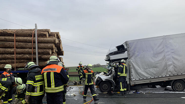In mit Baumst&auml;mmen beladenen Laster gekracht: Fahrerkabine komplett zerst&ouml;rt