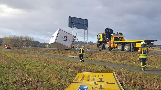 Volltreffer:  Ein vom Wind aufgeschaukelter Anhänger nahm bei Neustadt ein Verkehrsschild mit.- Foto: Edelbert Schöpplein