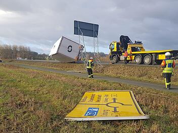 Volltreffer:  Ein vom Wind aufgeschaukelter Anhänger nahm bei Neustadt ein Verkehrsschild mit.- Foto: Edelbert Schöpplein