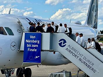 Flughafen Nürnberg: Abflug für Nationalelf - Public-Viewing-Bereich im Aufbau