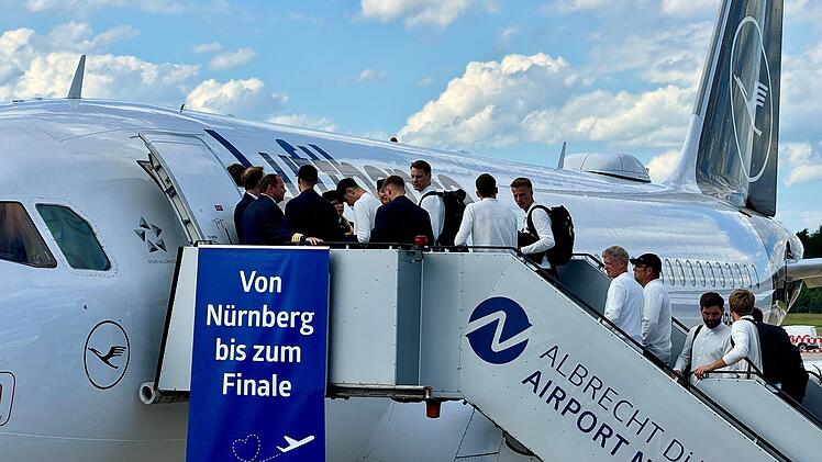 Flughafen Nürnberg: Abflug für Nationalelf - Public-Viewing-Bereich im Aufbau