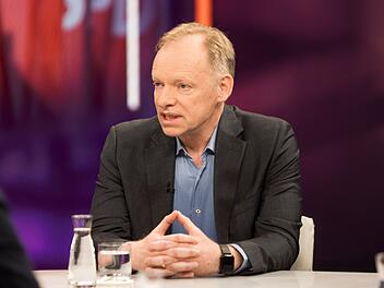Top-Ökonom Clemens Fuest vom ifo-Institut fand bei "Maybrit Illner" deutliche Worte zur Rente: "Wir können die Rentenversicherung nur entlasten, wenn wir den Leuten etwas wegnehmen."