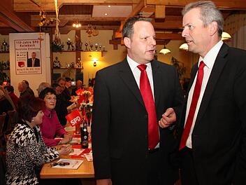 Das Outfit passt: Mit roter Krawatte und dunklem Anzug kann der OB-Kandidat der Kulmbacher SPD, Ingo Lehmann, mit dem Nürnberger Oberbürgermeister Ulrich Maly (rechts) mithalten. Fotos: Stephan Tiroch