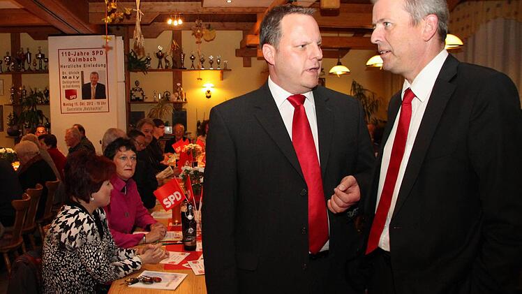 Das Outfit passt: Mit roter Krawatte und dunklem Anzug kann der OB-Kandidat der Kulmbacher SPD, Ingo Lehmann, mit dem Nürnberger Oberbürgermeister Ulrich Maly (rechts) mithalten. Fotos: Stephan Tiroch