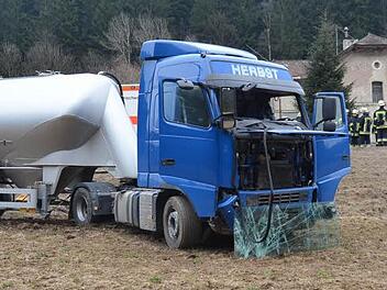 Ein Lastwagen kam aus ungeklärter Ursache auf der B85 von der Fahrbahn ab. Der Fahrer musste mit schweren Verletzungen ins Krankenhaus gebracht werden.