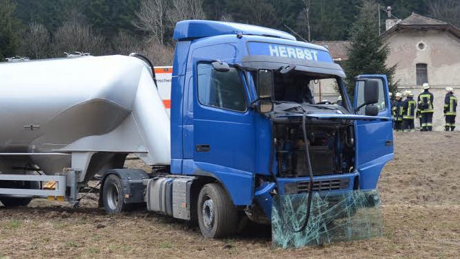 Ein Lastwagen kam aus ungeklärter Ursache auf der B85 von der Fahrbahn ab. Der Fahrer musste mit schweren Verletzungen ins Krankenhaus gebracht werden.