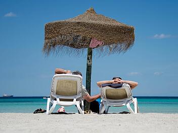 Deutsche Urlauber am Strand an der Platja de Muro im Norden Mallorcas (Spanien) - eines der beliebtesten Reiseziele. Foto: Julian Stratenschulte/dpa