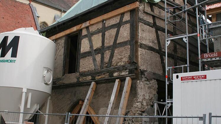 Zwei wichtige Teile der Stadtgeschichte: Das Torhaus und die Stadtpfarrkirche St. Veit. Foto: Daniela Röllinger