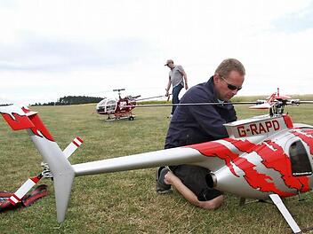 Voll konzentriert macht Michael Dressendörfer seinen Hubschrauber des Typs Hughes 500 E startklar. Fotos: Sonja Adam