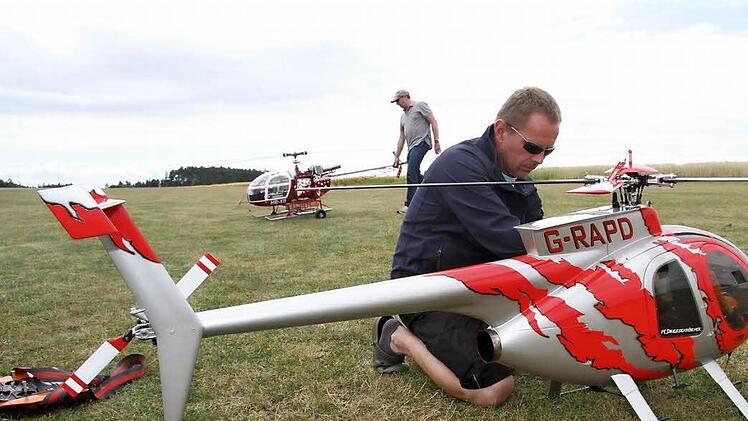 Voll konzentriert macht Michael Dressendörfer seinen Hubschrauber des Typs Hughes 500 E startklar. Fotos: Sonja Adam