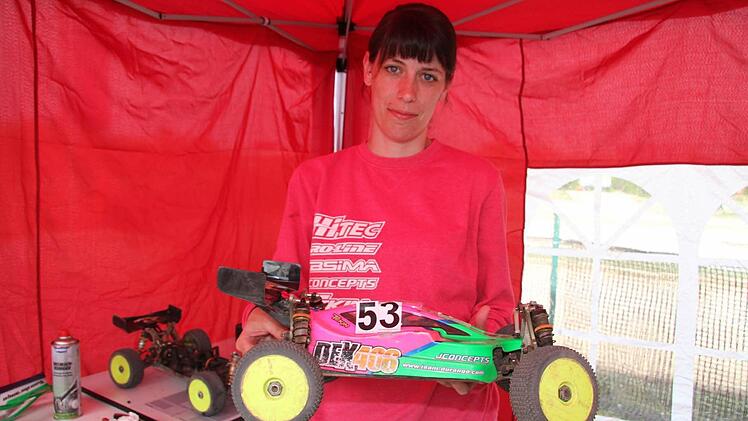 Mädels können auch Autofahren: Susi Wende ging mit einem Elektroauto an den Start. Foto: Sonja Adam