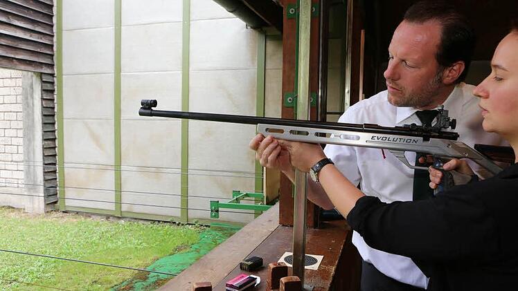 Die Waffe wiegt rund sechs Kilo, für ungeübte Arme nicht ganz so einfach.  Foto: Barbara Herbst