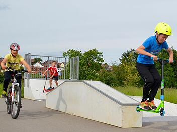 Die Multifunktionsspielplätze sind der Treff für Kinder und Jugendliche im Markt Burkardroth. Hier vergnügen sich drei Jungs aus Burkardroth auf den Skater-Elementen der Multi in Wollbach. Fotos: Kathrin Kupka-Hahn