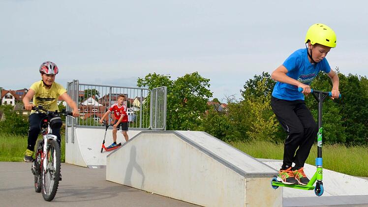 Die Multifunktionsspielplätze sind der Treff für Kinder und Jugendliche im Markt Burkardroth. Hier vergnügen sich drei Jungs aus Burkardroth auf den Skater-Elementen der Multi in Wollbach. Fotos: Kathrin Kupka-Hahn
