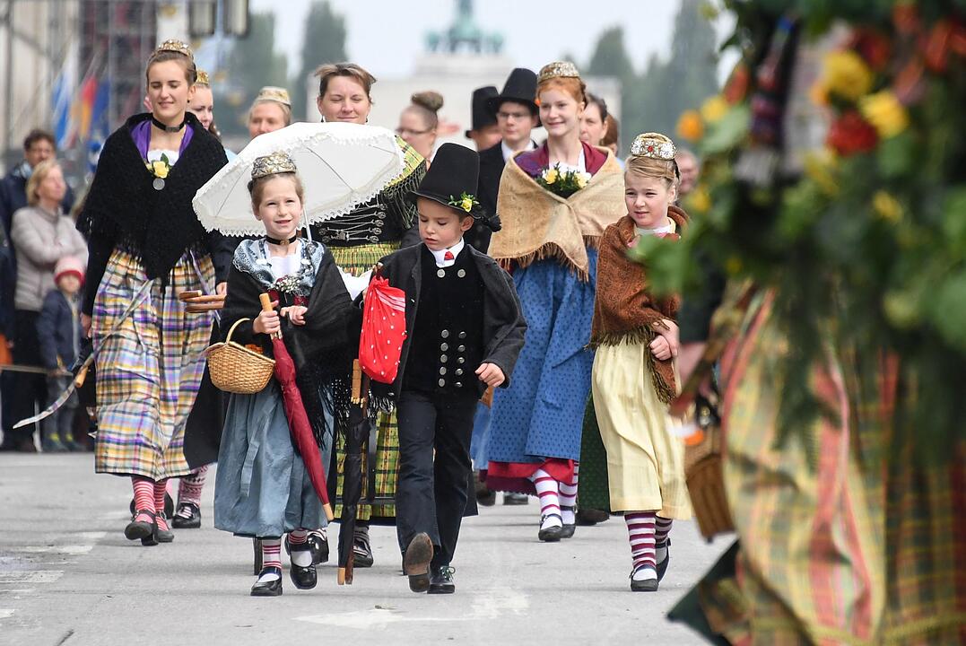 Ein Trachtenumzug zum Oktoberfest