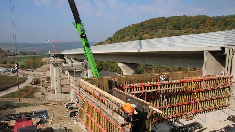 Jede Woche werden 25 Meter Autobahn-Brücke betoniert und übers Tal neben dem Klöffelsberg geschoben. Foto: Ralf Ruppert