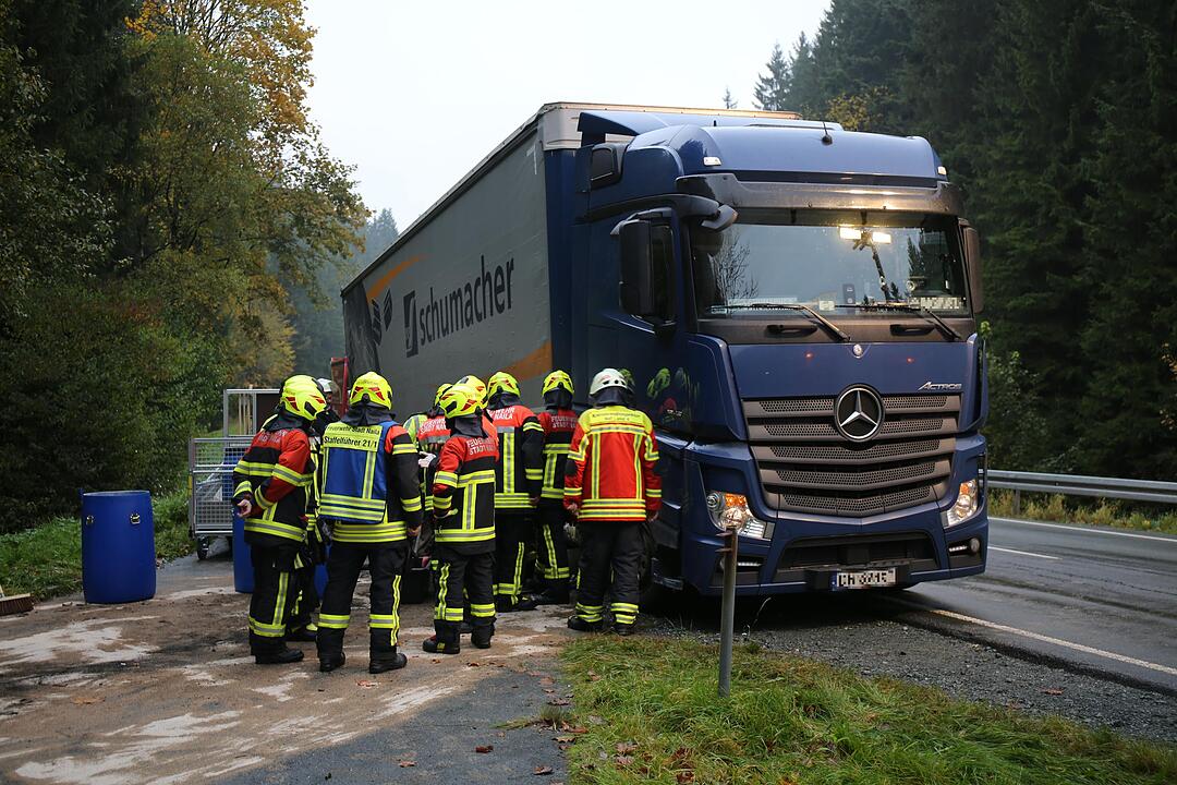 Schwarzenbach: Lkw reißt sich Dieseltank auf