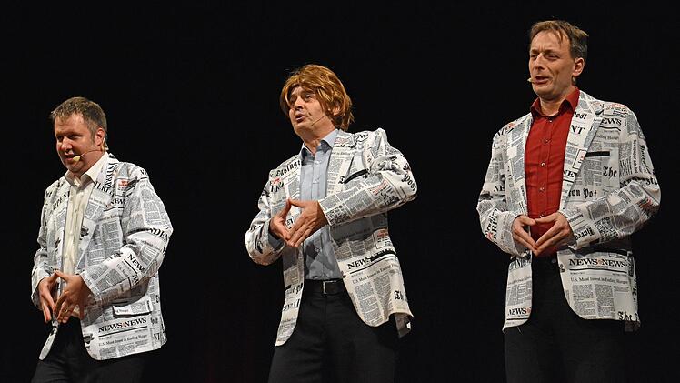 Schräg, witzig, satirisch und schlagfertig zeigten sich (von links) Michael A. Tomis, Georg Koeniger und Florian Hoffmann vom Totalen Bamberger Cabaret bei der Premiere ihres Jahresrückblicks "Augen zu und nochmal durch" beim Kulturamt Haßfurt live.