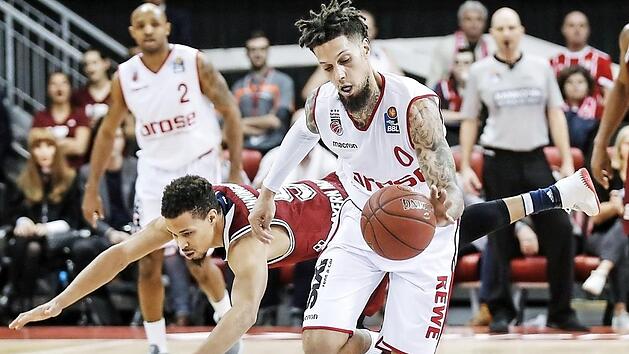 Jared Cunningham (l.) verliert den Ball gegen Daniel Hackett, der zum 84:80 vollstreckt.  Foto: Daniel L&ouml;b