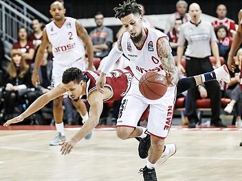 Jared Cunningham (l.) verliert den Ball gegen Daniel Hackett, der zum 84:80 vollstreckt.  Foto: Daniel Löb