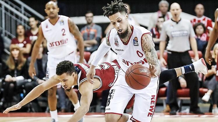 Jared Cunningham (l.) verliert den Ball gegen Daniel Hackett, der zum 84:80 vollstreckt.  Foto: Daniel Löb