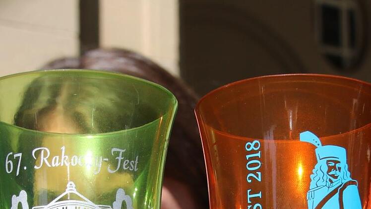 Die Trinkgläser sind Sammlerstücke, hier der Vergleich 2017-2018. Foto: Ralf Ruppert