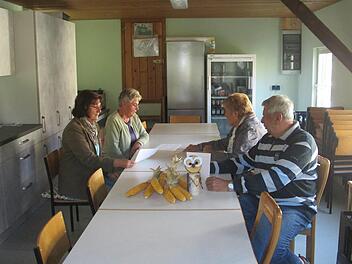 Über ihr neu gestaltetes Vereinsheim freuen sich die Mitglieder des Obst- und Gartenbauvereins Aura und Vorsitzende Gabriele Schottdorf (2. von rechts).  Foto: Winfried Ehling