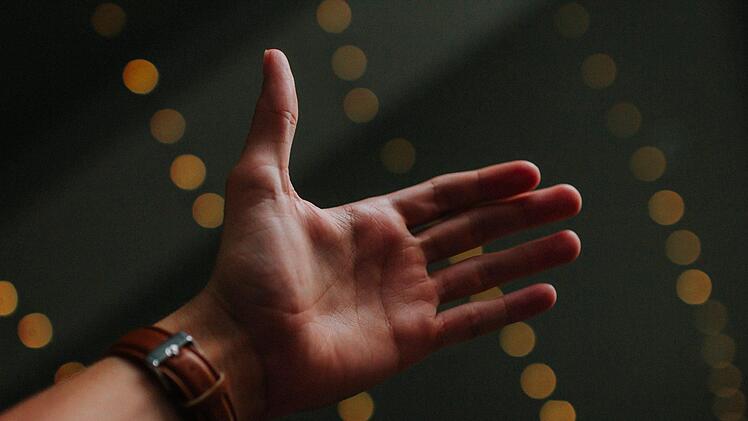 Der 18-Jährige hat im unterfränkischen Bad Brückenau nachts Autos auf der Straße angehalten und sich als Polizist ausgegeben. Symbolfoto: Jordan Whitfield/unsplash.com