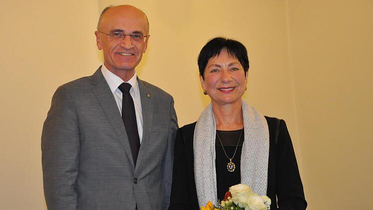 Kulturbeauftragte Renate Ortloff widmet sich nach f&uuml;nf Jahren im Amt neuen Aufgaben. Landrat Wilhelm Schneider bedankte sich f&uuml;r ihren Einsatz.  Martin Schweiger