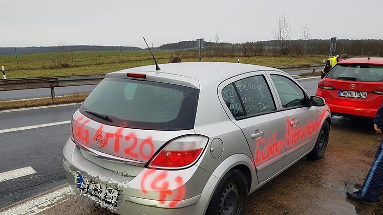 Mit Spraydosen hatte mancher Teilnehmer sein Auto bemalt. Foto: Susanne Will