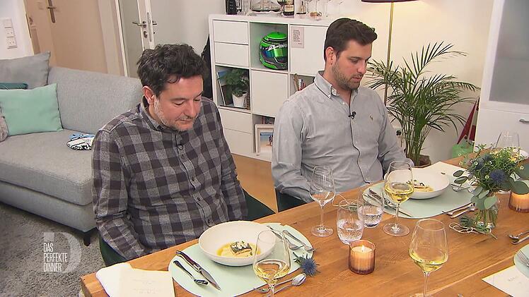 Pau (links) und Marco fragen sich, warum ihr Loup de mer denn versaut sein soll.