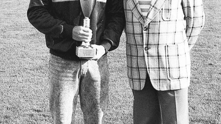 Fritz K&uuml;hlein (rechts) &uuml;bereichet den Torj&auml;gerpokal an Erwin Heindl vom FC Obereschenbach.